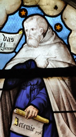 Jérémie dans la lancette droite du vitrail de la Vierge des Litanies