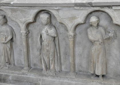 Le tombeau d'Adélaïs, détail du soubassement : deux des enfants de la comtesse.