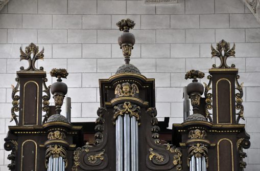 Ornementations sur la partie supérieure de l'orgue de tribune.