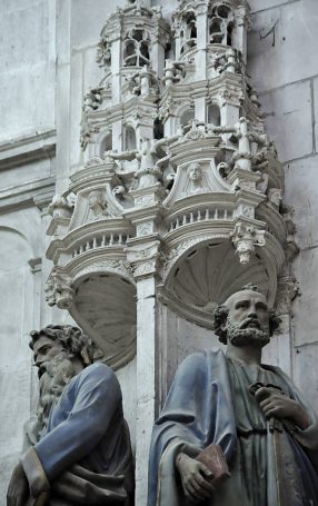 Saint Pierre et saint Paul abrités sous un dais style Renaissance