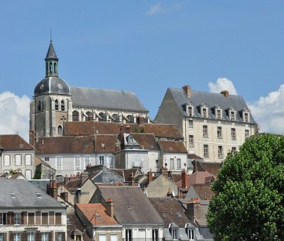 L'église Saint-Jean et, en face, le seul bâtiment qui reste  du château des Gondi.