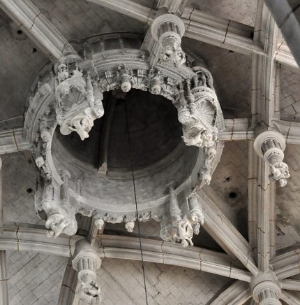 Magnifique couronne de pierre avec multiples clés pendantes au–dessus du chœur.
