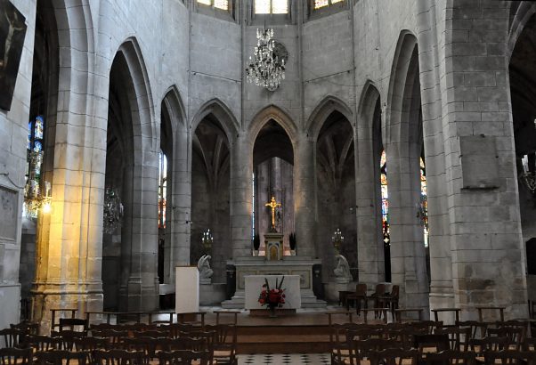 Le chœur de l'église Saint–Thibault comprend deux niveaux