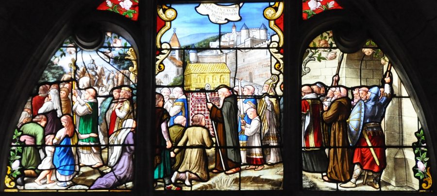 Tympan du vitrail de la vie de saint Thibault : les reliques de saint Thibault font halte à Joigny.