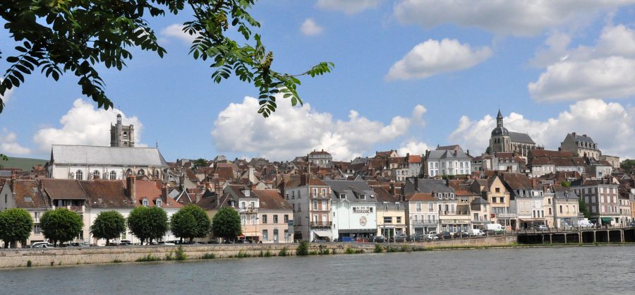 Une vue traditionnelle de la ville de Joigny : l'église Saint-Thibault et  l'église Saint-Jean vues depuis la rive gauche de l'Yonne.
