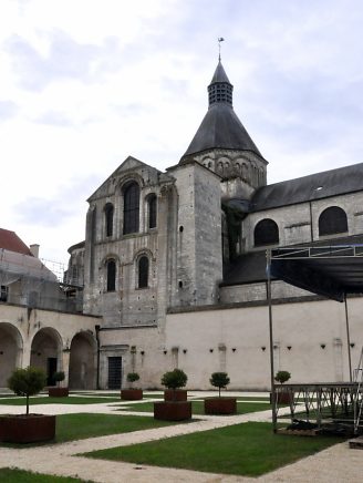 Le cloître et la façade du croisillon nord de l'église Notre–Dame