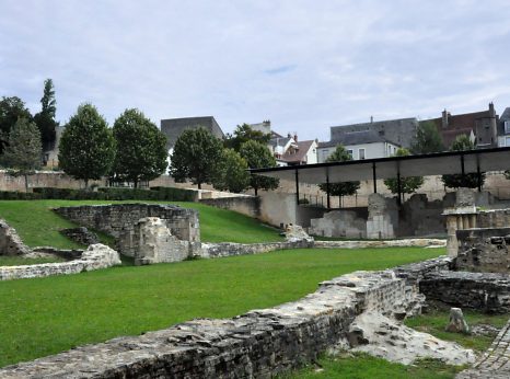 Le jardin des Bénédictins et les vestiges de l'église Saint–Laurent