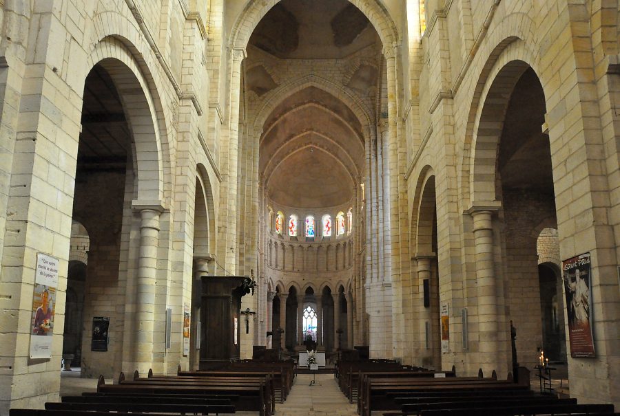 Vue d'ensemble de la nef et de l'abside quand on rentre dans l'église Notre–Dame