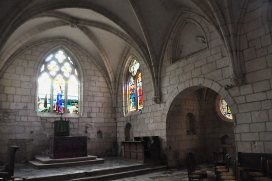 La chapelle axiale de style gothique, dite du Saint–Sacrement, est en forme de croix latine (XIVe siècle).