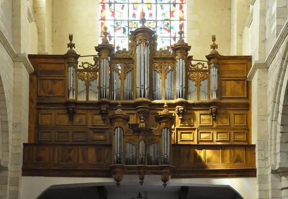 L'imposant orgue de tribune de l'église Notre–Dame possède un grand corps à cinq tourelles, le positif en a trois