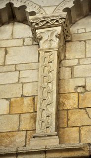 Pilastre et bas-relief dans le faux triforium