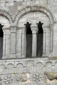 Une fenêtre romane dans le clocher nord.