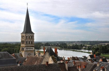 Le clocher occidental et la Loire.