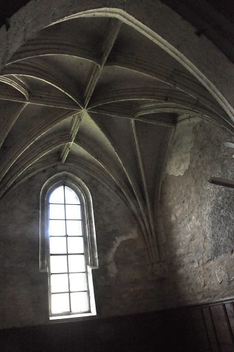 Fenêtre et voûte gothiques dans une chapelle latérale.