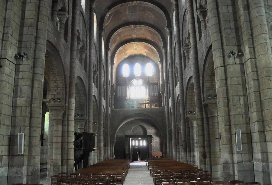La nef vue de la croisée du transept