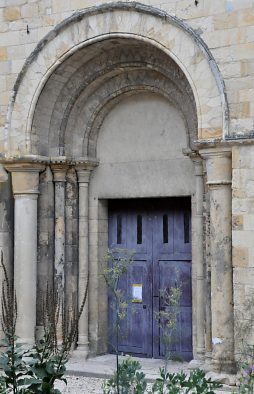 La porte romane de la façade occidentale