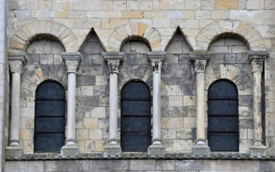 Les trois fenêtres supérieures du chevet nord