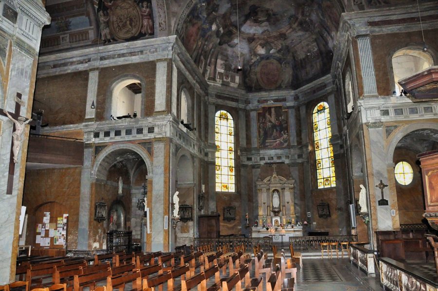 Vue d'ensemble du transept avec le croisillon gauche et l'autel de la Vierge