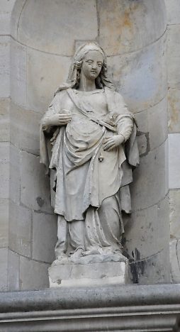 Statue de Marie-Madeleine dans une niche de la façade