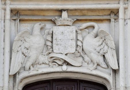 Au-dessus d'une porte de la tourelle centrale : l'aigle et le cygne des Clèves
