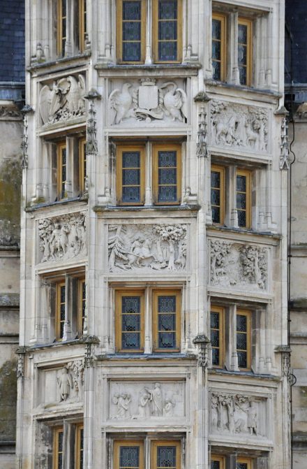 La tourelle centrale et ses bas-reliefs du XIXe siècle.