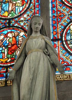 La statue de la Vierge dans la chapelle axiale