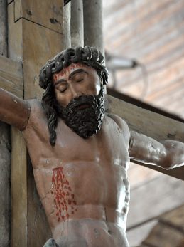 Le Christ en croix sur un pilier de la nef