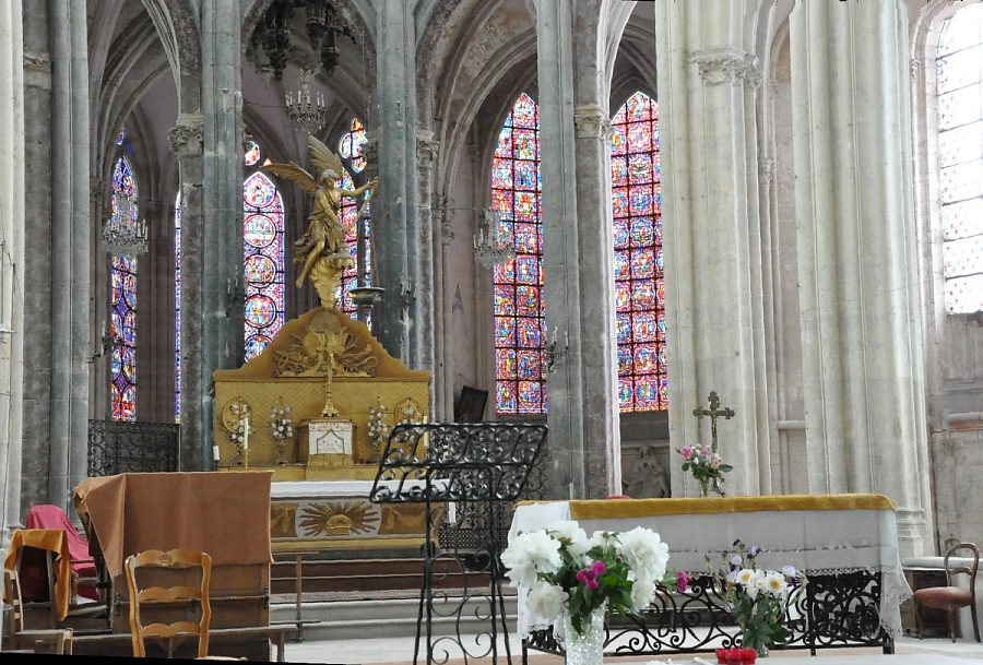 Le chœur de l'église Saint-Pierre est inondé de lumière.