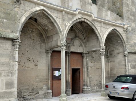 Le portail nord de l'église Saint-Pierre remonte au XIIIe siècle