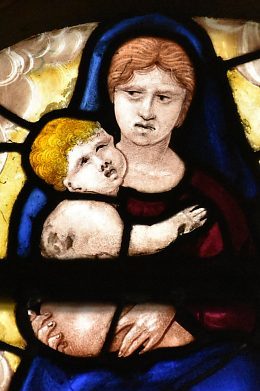 Vierge à l'Enfant dans le haut du vitrail de la Sibylle.