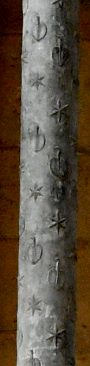 Détail d'une colonne du baldaqin décorée d'étoiles et de feuilles de nénuphar (blason des Salažar)