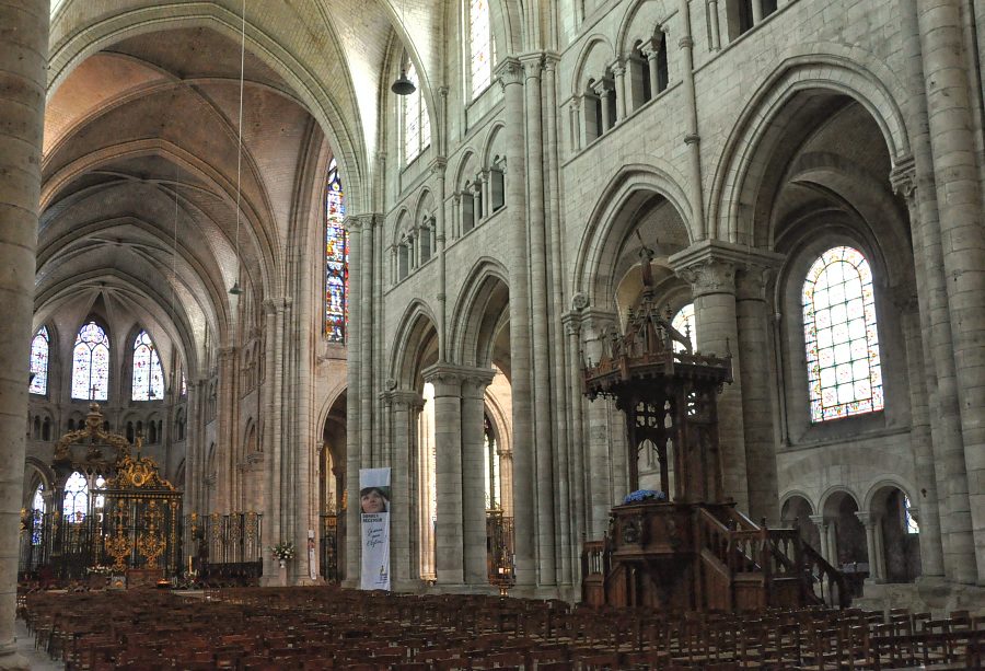 La nef et l'élévation sud de la cathédrale Saint–Étienne de Sens.