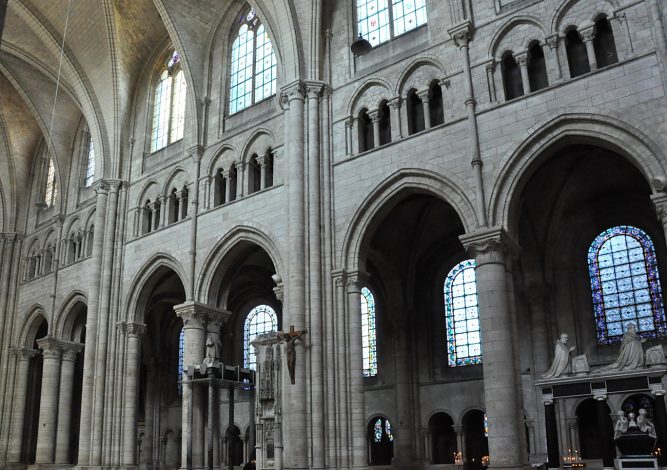 Élévations nord dans la nef avec les trois monuments sculptés