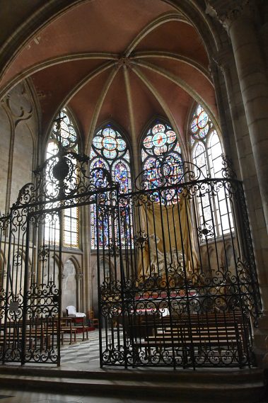 La chapelle axiale Saint-Savinien est en gothique classique du XIIIe  siècle.