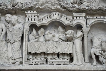 Le festin d'Hérode : Salomé, à droite, apporte la tête de Jean–Baptiste.