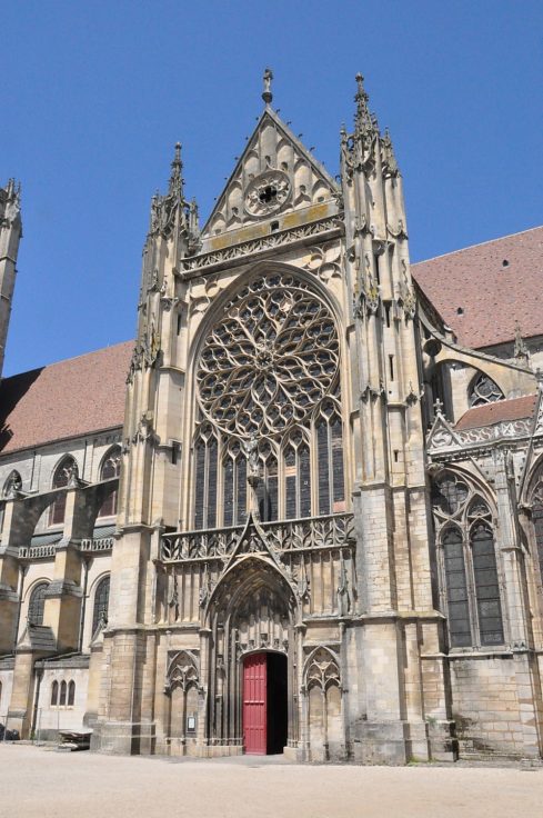 Le transept sud, en gothique flamboyant, a été créé par Martin Chambiges à la toute fin du XVe siècle.