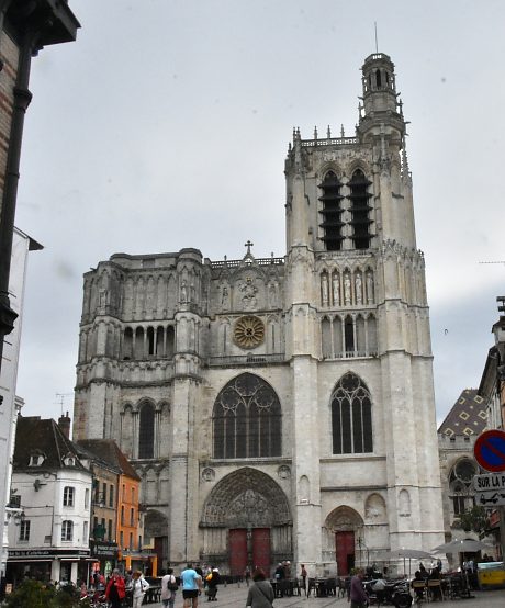 Vue d'ensemble de la façade occidentale de la cathédrale  de Sens.
