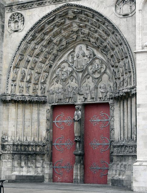 Le portail Saint-Étienne (années 1200) est le portail central de la cathédrale de Sens.