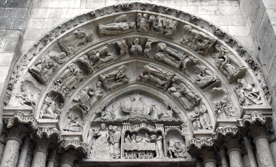 Le couronnement du portail de Saint–Jean–Baptiste est une magnifique œuvre d'art, datée des années 1190–1200.