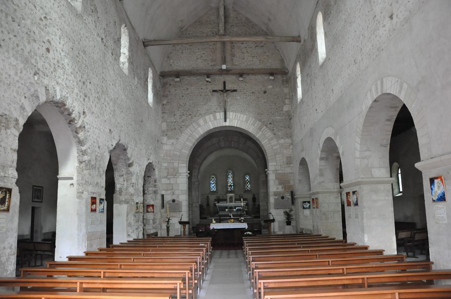 Vue d'ensemble de l'intérieur de la basilique Saint-Savinien
