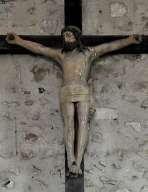 Le Christ en croix dans la nef