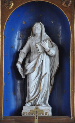 Statue de sainte Mathie dans le retable du chœur