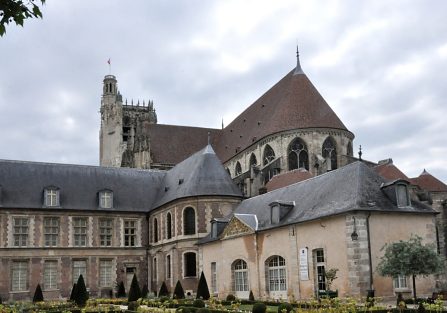 L'aile Henri II et la salle du Trésor avec la cathédrale en arrière–plan.