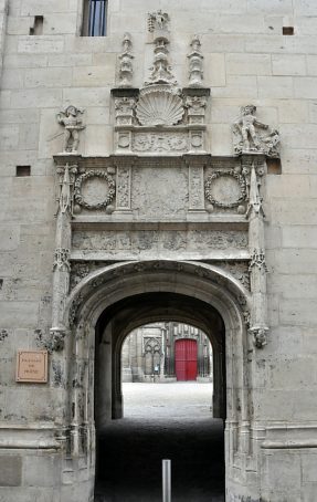 L'accueil du musée se signale par une belle porte Renaissance