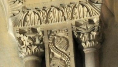 Chapiteaux et frises dans l'abside