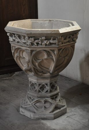 Cuve baptismale en pierre sculptée