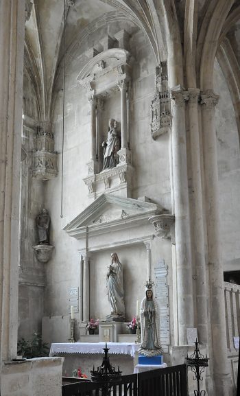 L'autel et le retable de pierre de la chapelle Notre-Dame  de Lourdes