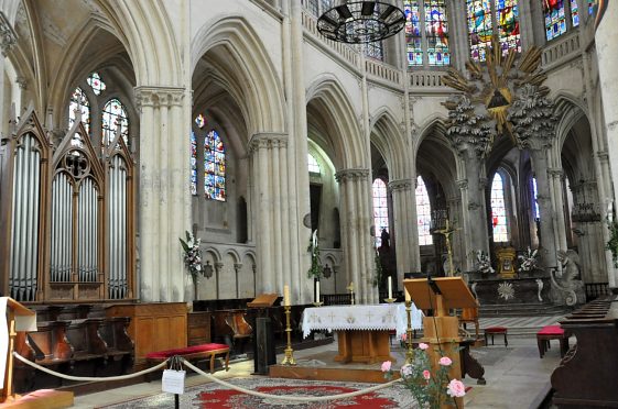 Le chœur et le déambulatoire de l'église Notre-Dame