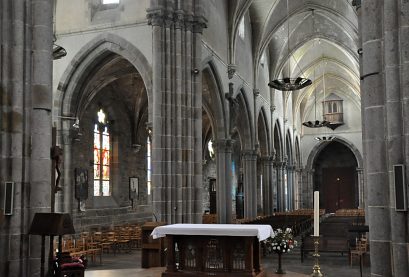 La nef vue de derrière le maître-autel.