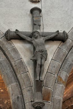 Le Christ en croix dans la nef.
